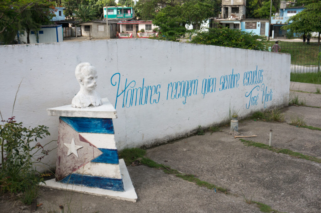 "Hombres recogerá quien siembre escuelas" (Those who sow schools will harvest people) - José Martí (Those who sow schools will harvest people)